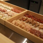 Yakitori Kyoutotachibana - 圧巻！木製のネタケースに、ずらっと並んだ本日の串