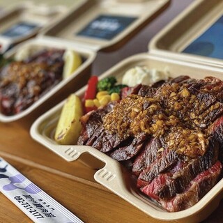 予約必須な「焼肉丼」など、ボリュームたっぷりなお弁当もどうぞ