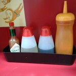 ラーメン二郎 - 一味、カエシ、酢、タバスコ？