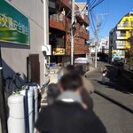 ラーメン二郎 - すぐにここまで来ました！マッチョ君が麺量確認してます！