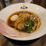 麺屋 九兵衛 - 味玉そば(800円、斜め上から)