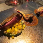 エクアトゥール - ピジョン・ラミエのロースト、赤ワインとエシャロットのフォンダン