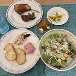 アクアベル - サラダは新鮮で綺麗骨付きラムは見事な焼き具合です。