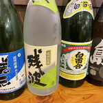 沖縄料理と島酒 星屑亭 - 泡盛は各種並んでます