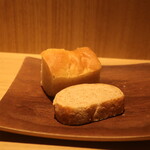 RISTORANTE IL NODO - 自家製フォカッチャとライ麦パン