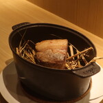 RISTORANTE IL NODO - ストウブ鍋で藁とともに燻された猪肉のプレゼンテーション