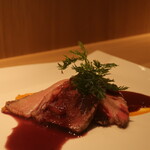 RISTORANTE IL NODO - 小田原猟師森さんの猪ロース 藁 人参 発酵リンゴ ポルト酒アップ