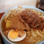 ラーメン富士丸 - デフォでもブタの塊が２個