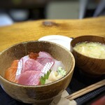 Hokkai Higashi - ◆海鮮ユッケと迷いながら、海鮮丼（1000円）を。ご飯（酢飯）は半分にしていただきました。