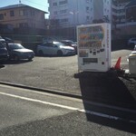 POURQUOI - 白い自販機がある駐車場の「３番」です。