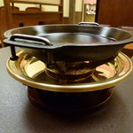 人形町今半 - 鉄鍋と黄金色のコンロ
