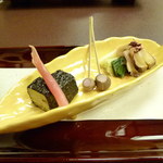 人形町今半 - 左から、蓮根の磯辺揚げ、むかご松葉串、さざえ芥子味噌掛