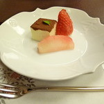 人形町今半 - 安納芋のティラミスと苺、煮林檎