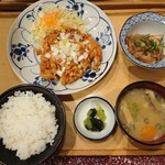 五穀 - 揚げ鶏の香味だれ定食（税込）1,089円＋肉豆腐小鉢（税込）165円