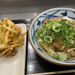 丸亀製麺 - 肉うどん　かき揚げ