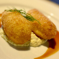洋食 つばき - ④蟹クリームコロッケ～細かく繊細な衣を纏って、フワッと揚げられたコロッケ。二つに割るとズワイガニがびっしりで、蟹の香りが物凄く。アメリケーヌ・ソースが甲殻類の香りを倍増させ、流石のスペシャリテ。