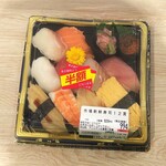 魚喜 - 市場新鮮寿司 (税込)994円→496円 ※開封前 (2021.12.20)