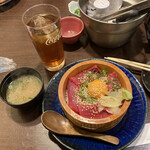 海鮮問屋 三宮 セリ壱 - 月見本マグロ鉄火丼