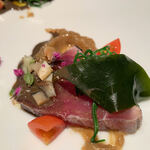 ラ・ボンヌターブル - 【戻り鰹の藁焼き、サザエのソース、ワカメ、焼き茄子、おかひじき】◎2021/10