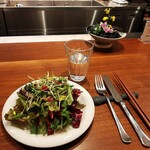 RESTAURE - 華やかなサラダは、お皿の上がお花畑みたい♪どっしり重厚なカウンターには、さりげなく可憐なお花も