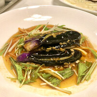 揚州名菜 秦淮春 - 揚げナスのサンラーソース掛け　茄子の旨味を引き出すサッパリとした味付け