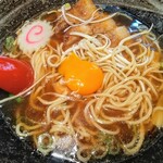 金太郎ラーメン - トッピングで付いて来る生卵を乗せました！ナルトが無ければ月見そばですね！