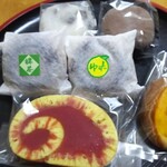 야마노우치 세이카 혼포 - 오른쪽 아래 고구마 과자
                      왼쪽 아래 토라마키
                      중간 왼쪽 녹차 만두
                      가운데 유자 만두
                      위쪽 왼쪽 콩 다이후쿠
                      위쪽 오른쪽 쇼콜라 오레 다이후쿠