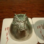 御料理 伊とう - ≪１２月≫今年の干支、龍が彫られた特注の大阪錫のお猪口を逆さ向けて見ました。これで１２年後まで見納めです。