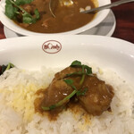 欧風カレー ボンディ - ミックスカレー１６５０円。チキン、エビ、ホタテのカレーです。ソースは欧風という名前がピッタリの、コクが強いもので、チーズやライスと相性が良かったです（╹◡╹）