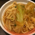 丸吉酒場 - 麺を小皿に分ける(2021.10.23)