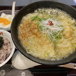 鶏龍軒 - 海老ワンタン麺　850円
            （ミニ海苔ご飯、ミニ杏仁豆腐）