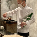 オオクサ - 酒瓶を愛おしそうに抱きながら焼く大草さん　あまりにもチャーミングなので撮影してしまいましたｗ