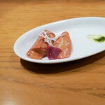 じどりや 穏座 - 『雌の白肝、砂肝、生姜、バジルソース』