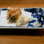 Onza - 『雌のむね肉の天ぷら、ごぼうと玉ねぎと人参とミツバのかき揚げ』
