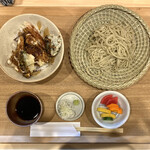 Sobagokoro Kirigane - ・鳥と野菜の小天丼と蕎麦 1,580円/税込
                        ・大盛 300円/税込