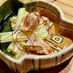 とり茶太郎 - 比内地鶏の胸筋と黄韮の和え物　ムネスジだけ取るのって面倒だと思うんですが労を惜しまず美味しいものを出してくれます