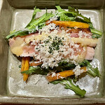 とり茶太郎 - 叩きは茶太郎鶏のムネとほろほろ鳥のモモ　下に柿が忍ばせてあって甘味と塩味が絶妙に混じります