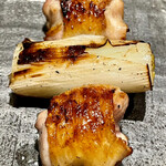 とり茶太郎 - 比内地鶏のねぎまです　近火の強火で焼かれるとこういう旨さになるってよくわかる