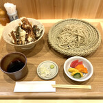 Sobagokoro Kirigane - ・鳥と野菜の小天丼と蕎麦 1,580円/税込
                        ・大盛 300円/税込