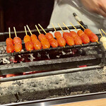 とり茶太郎 - アイコトマトが整然と並べられて焼き台へ　きれいだねぇ