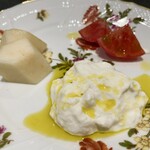 三和 - ブッラータ・チーズとアメーラ・トマト、ル・レクチェ