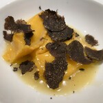 三和 - アニョロッティ フォンティーナチーズと黒トリュフ バターソース
