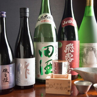 旬の食材のお供に。豊富な日本酒を取り揃えております。