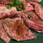 焼肉 八方園 - カルビもさまざまな部位を盛ってくれますが同上