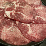 焼肉 八方園 - タンは脂質多めなので同席者に