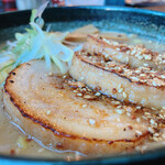らぁめん銀波露 - すごい分厚いチャーシュー