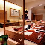 寿し道 桜田 - シャリ切りする大将、お酢の良い香りが漂います