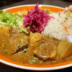 カリカリスパイス - Weekly Curry【12月の真ん中で食べるカレー】
            あいがけカレーの「 レンコンとポークのピリ辛カレー 」側