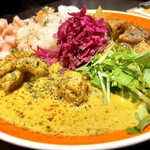 カリカリスパイス - Weekly Curry【12の真ん中で食べるカレー】
            あいがけカレー「 ココナッツチキンカレー 」側