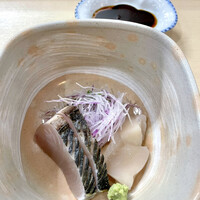 佐とう - お造り。鰆と帆立。
                    肉厚プリプリ帆立が美味です。